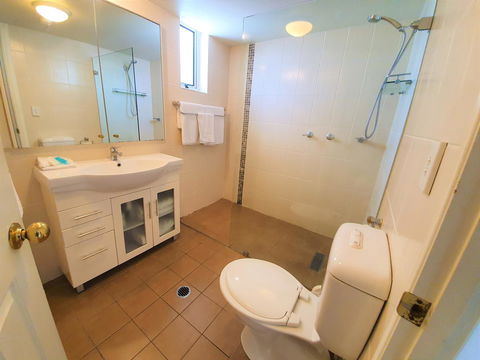 Broadbeach Holiday Apartments - Sunshine Coast Guide 21