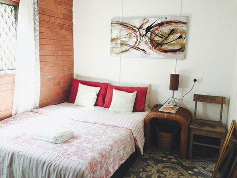 XYL Pets Friendly Seaside Boutique Guesthouse - Sunshine Coast Guide 0