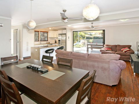 Beach House On Jones Parade, Central Coolum Beach - Sunshine Coast Guide 6
