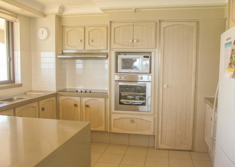 De Ville Apartments - Sunshine Coast Guide 11