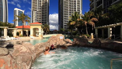 Towers Of Chevron - Private Apartment - Sunshine Coast Guide 10