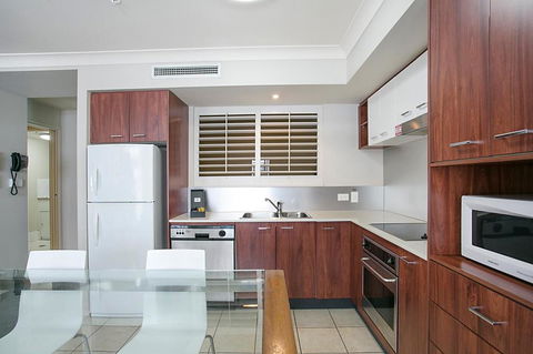 Towers Of Chevron - Private Apartment - Sunshine Coast Guide 3
