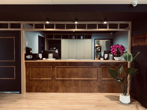 Woodroffe Hotel - Sunshine Coast Guide 1