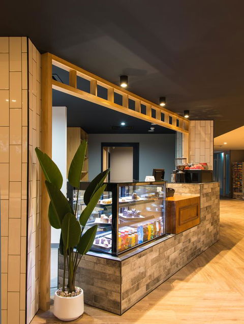 Woodroffe Hotel - Sunshine Coast Guide 21