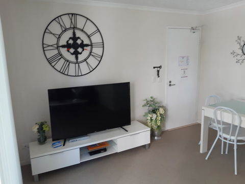Surfers Beach Resort One - Sunshine Coast Guide 4