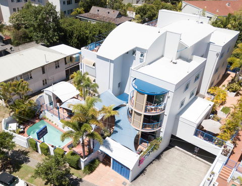 Surfers Beach Resort One - Sunshine Coast Guide 1