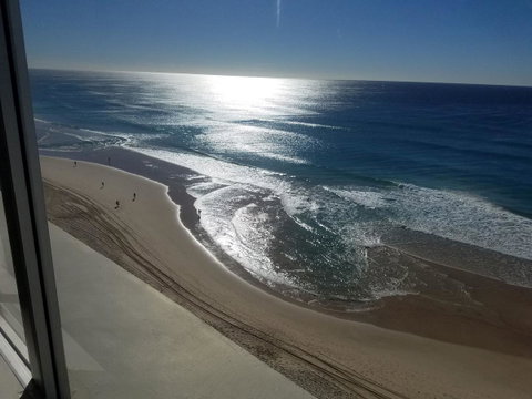 Golden Sands On The Beach - Absolute Beachfront Apartments - Sunshine Coast Guide 25
