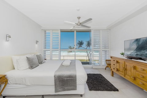 Golden Sands On The Beach - Absolute Beachfront Apartments - Sunshine Coast Guide 3
