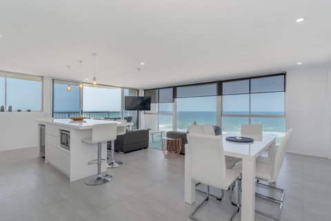 Golden Sands On The Beach - Absolute Beachfront Apartments - Sunshine Coast Guide 6