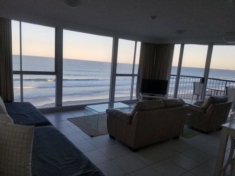 Golden Sands On The Beach - Absolute Beachfront Apartments - Sunshine Coast Guide 27
