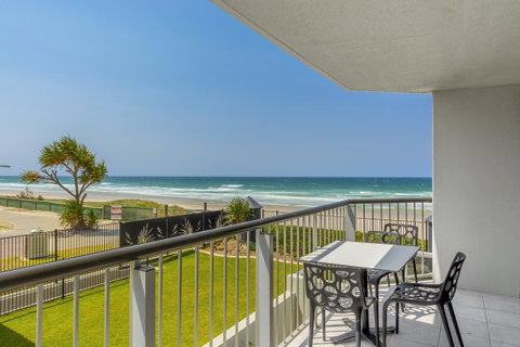 Golden Sands On The Beach - Absolute Beachfront Apartments - Sunshine Coast Guide 1