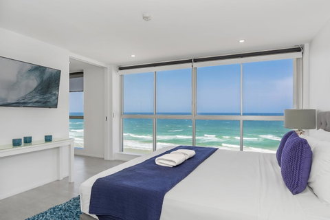 Golden Sands On The Beach - Absolute Beachfront Apartments - Sunshine Coast Guide 5
