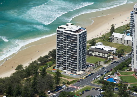 Golden Sands On The Beach - Absolute Beachfront Apartments - Sunshine Coast Guide 0