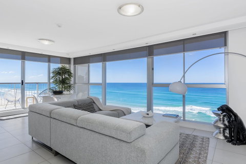 Golden Sands On The Beach - Absolute Beachfront Apartments - Sunshine Coast Guide 19