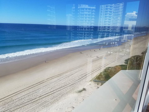 Golden Sands On The Beach - Absolute Beachfront Apartments - Sunshine Coast Guide 16