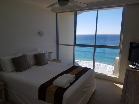 Golden Sands On The Beach - Absolute Beachfront Apartments - Sunshine Coast Guide 29