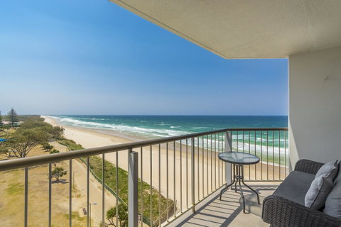 Golden Sands On The Beach - Absolute Beachfront Apartments - Sunshine Coast Guide 7