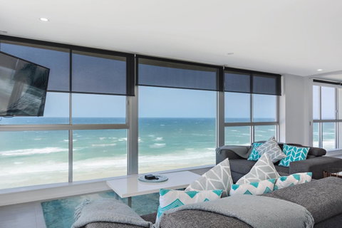 Golden Sands On The Beach - Absolute Beachfront Apartments - Sunshine Coast Guide 8