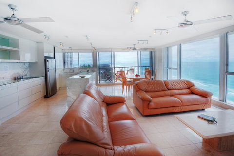 Golden Sands On The Beach - Absolute Beachfront Apartments - Sunshine Coast Guide 20