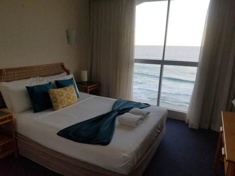 Golden Sands On The Beach - Absolute Beachfront Apartments - Sunshine Coast Guide 26