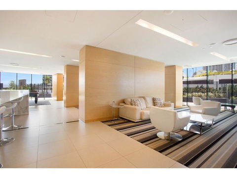 Luxury 3 Bedroom In Heart Of Broadbeach - Sunshine Coast Guide 8
