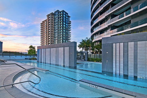 Luxury 3 Bedroom In Heart Of Broadbeach - Sunshine Coast Guide 5