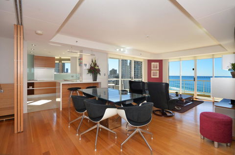 Moroccan Resort - HR Surfers Paradise - Sunshine Coast Guide 24