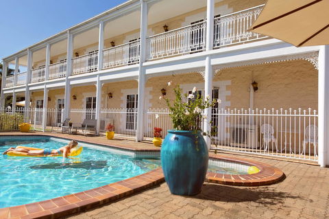 White Lace Motor Inn - Sunshine Coast Guide 4