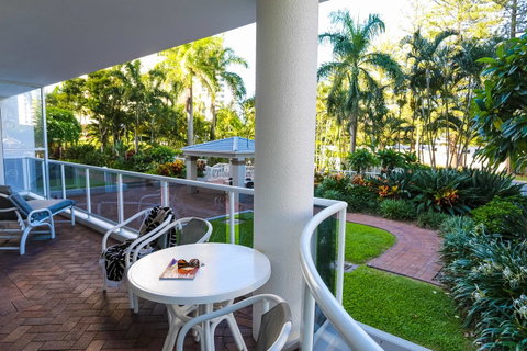 Oscar On Main Beach Resort - Sunshine Coast Guide 24