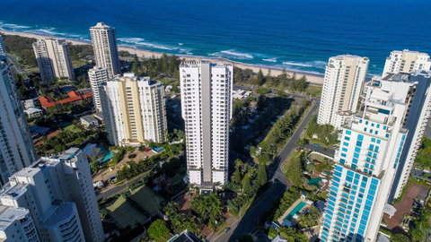 Oscar On Main Beach Resort - Sunshine Coast Guide 0