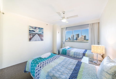 The Meriton Apartments On Main Beach - Sunshine Coast Guide 3