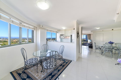The Meriton Apartments On Main Beach - Sunshine Coast Guide 15