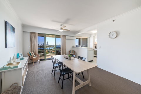 The Meriton Apartments On Main Beach - Sunshine Coast Guide 14