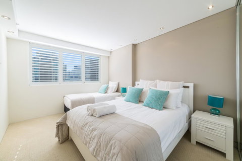 The Meriton Apartments On Main Beach - Sunshine Coast Guide 6