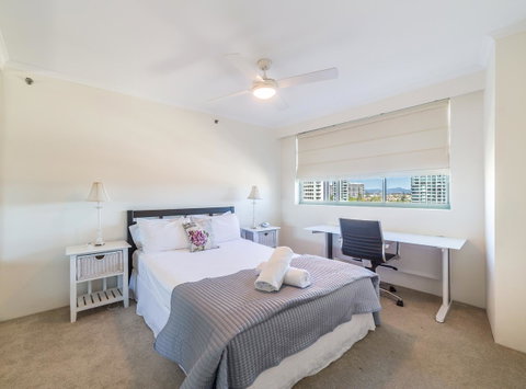 The Meriton Apartments On Main Beach - Sunshine Coast Guide 16