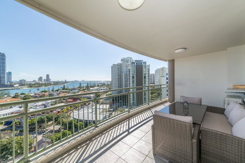 The Meriton Apartments On Main Beach - Sunshine Coast Guide 23