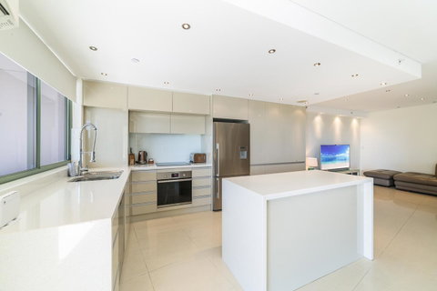 The Meriton Apartments On Main Beach - Sunshine Coast Guide 9