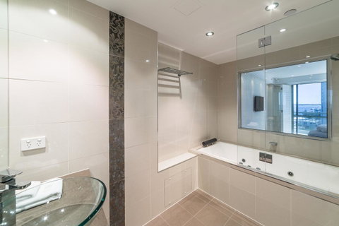 The Meriton Apartments On Main Beach - Sunshine Coast Guide 8