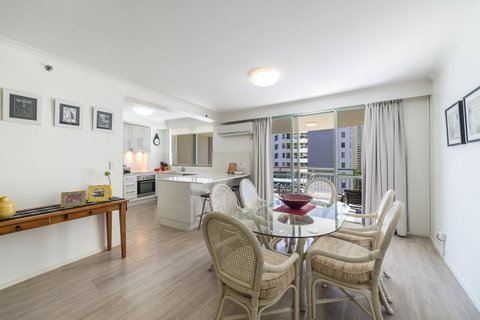 The Meriton Apartments On Main Beach - Sunshine Coast Guide 2
