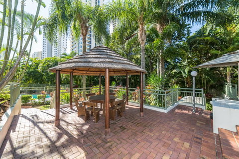The Meriton Apartments On Main Beach - Sunshine Coast Guide 40