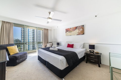 The Meriton Apartments On Main Beach - Sunshine Coast Guide 1