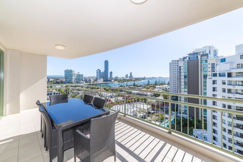 The Meriton Apartments On Main Beach - Sunshine Coast Guide 22