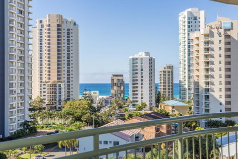The Meriton Apartments On Main Beach - Sunshine Coast Guide 21