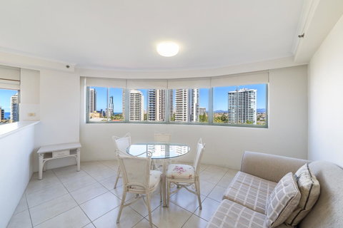 The Meriton Apartments On Main Beach - Sunshine Coast Guide 4