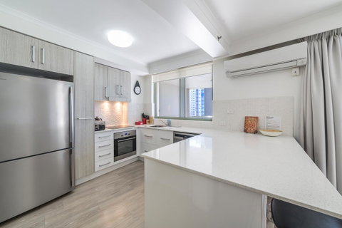 The Meriton Apartments On Main Beach - Sunshine Coast Guide 12