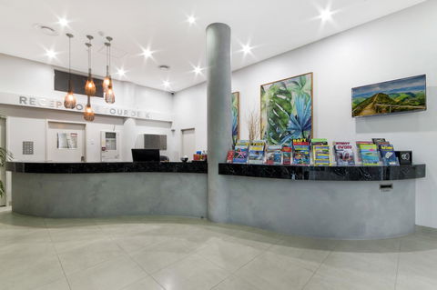 Sunshine Tower Hotel - Sunshine Coast Guide 24
