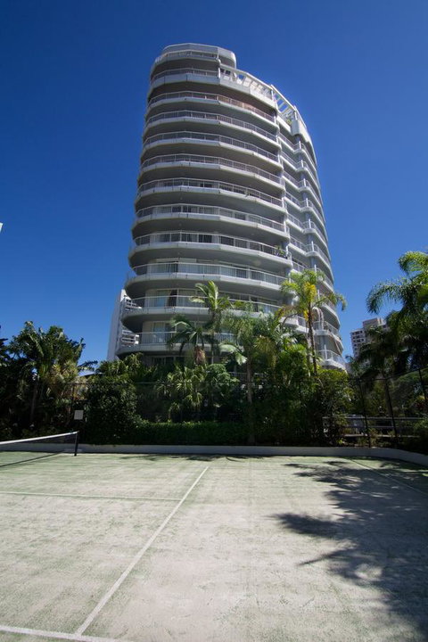Surfers Mayfair - Sunshine Coast Guide 2