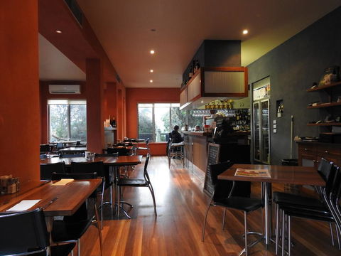 Waves Luxury Suites - Sunshine Coast Guide 1