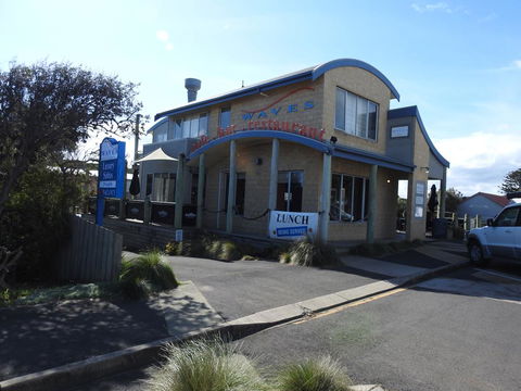 Waves Luxury Suites - Sunshine Coast Guide 2