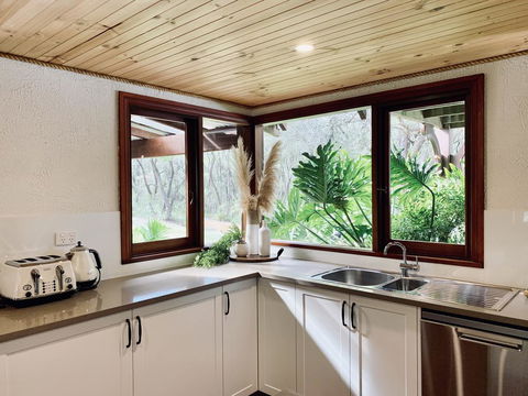 William Bay Cottages - Sunshine Coast Guide 0